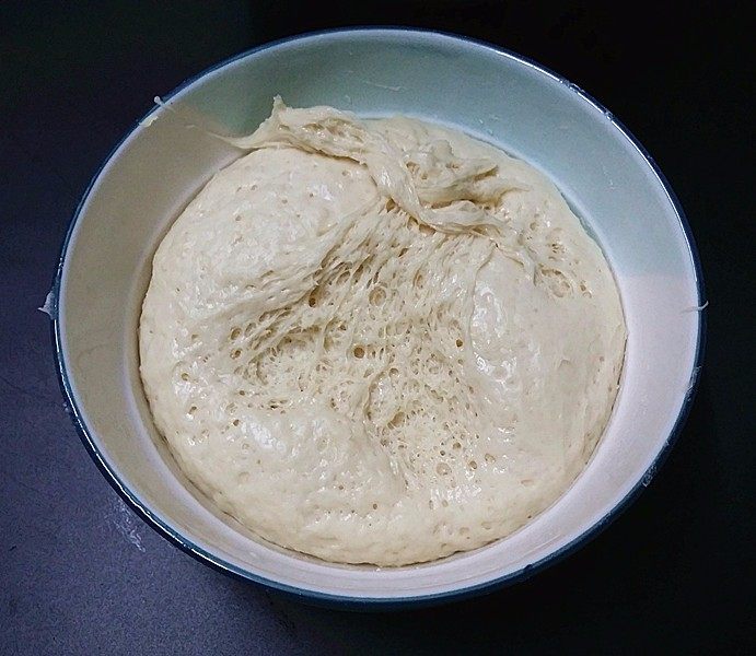 日式甜面包-中种法,低温发酵至3~4倍大,内部呈蜂窝状