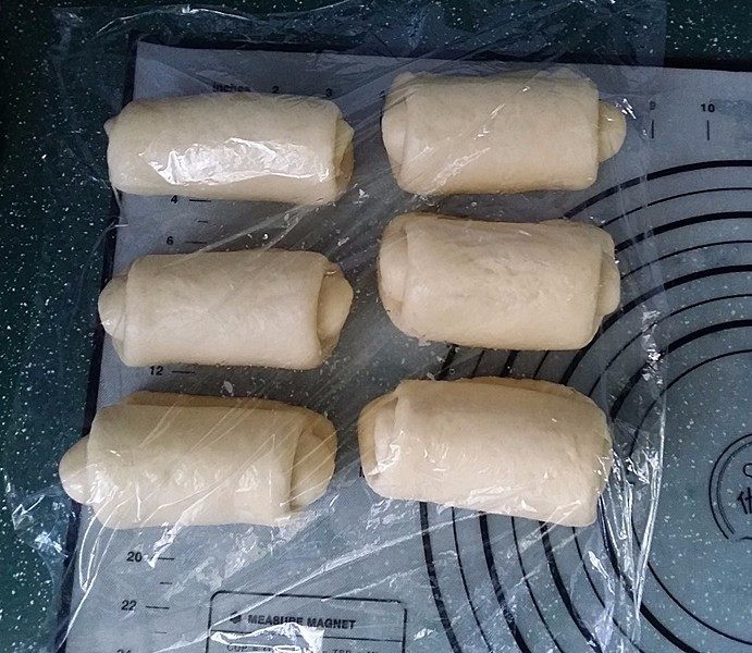 日式甜面包-中种法,自上向下卷起,再盖膜松驰10分名钟左右