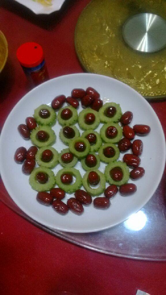 苦尽甘来,先把<a style='color:red;display:inline-block;' href='/shicai/ 55'>苦瓜</a>切成圈圈大小一样，在用盐水泡20分钟，在过一到水就可以了