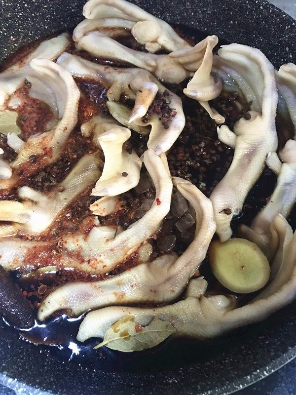 完美复制周黑鸭鸭掌,用料中所有食材以及鸭掌一同放入锅中,大火煮开后转中小火煮至只剩少许的汤汁