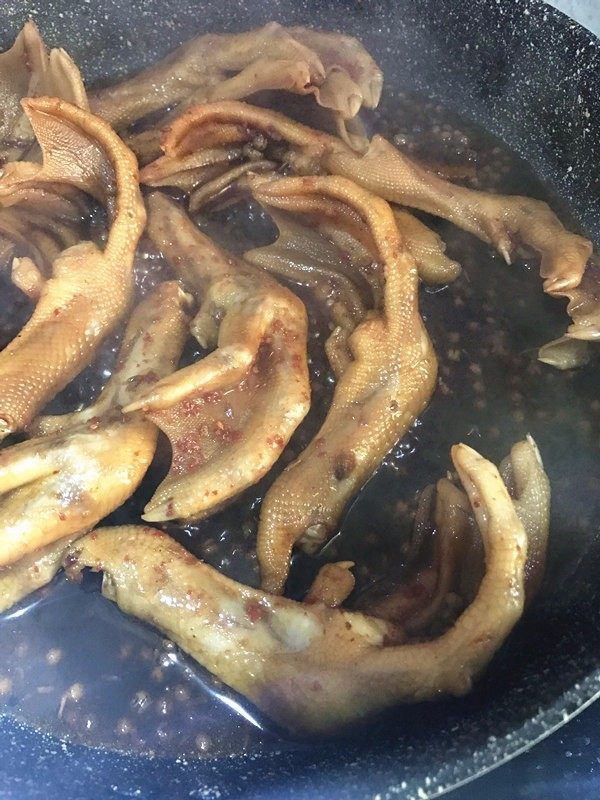 完美复制周黑鸭鸭掌,煮的期间要翻动几次,以免黏锅。