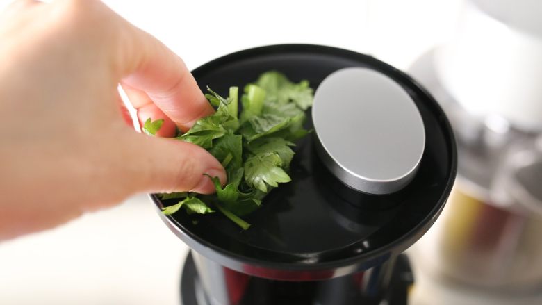 双色菜汁花卷:把维生素揉进面团里,芹菜放入原汁机中。
