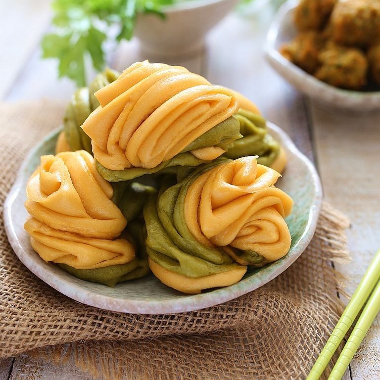 双色菜汁花卷:把维生素揉进面团里,蒸好后关火花卷在锅里焖5分钟再取出。