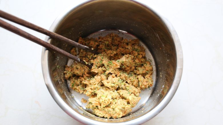 双色菜汁花卷:把维生素揉进面团里,搅拌均匀。