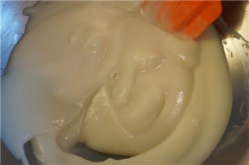 汤种牛奶吐司,加热至65℃左右,搅拌时呈现明显的纹路时离火,汤种完成。