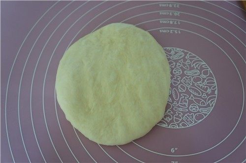 汤种牛奶吐司,将面团取出,用手指将面团的气压走。