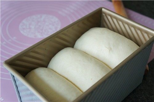 汤种牛奶吐司,面团收口向下,放置于吐司盒中,发酵至8成满。