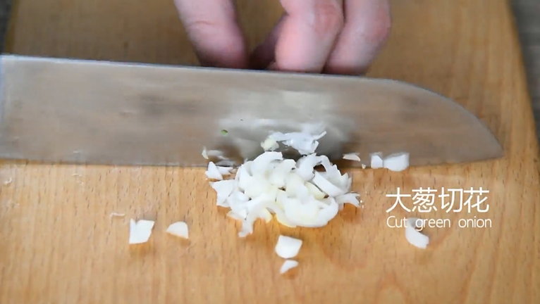 豆腐搭配它一起炒，比吃大鱼大肉都好！,大葱切花
