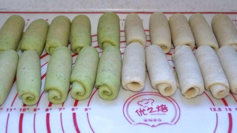 荷花酥,11、在重复刚才的方法,把所有的面团卷一次,
