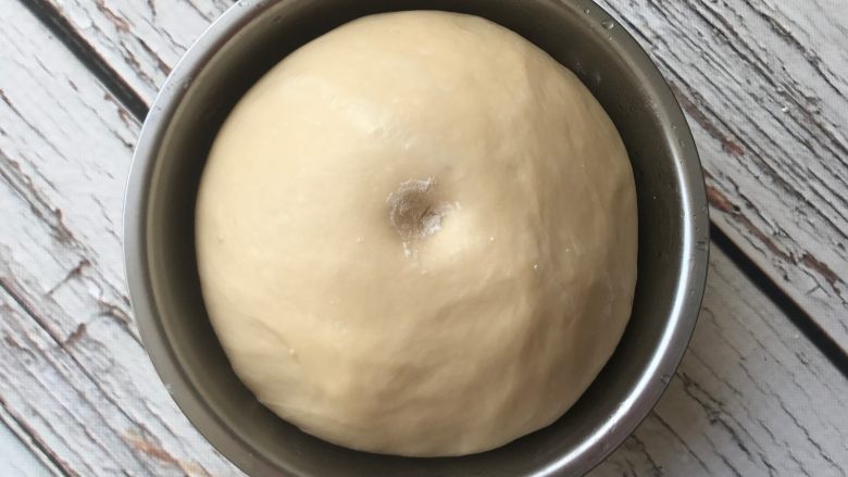 迷你香肠披萨,室温发酵至原来的两倍大,手指沾水按个坑不回缩不塌陷即可。