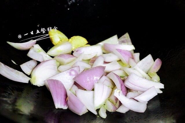 土豆焖饭, 炒锅入油,油烧热后倒入大蒜和洋葱爆香,再倒入沥干后的土豆块和杏鲍菇,翻炒至土豆边角边边略略焦黄,转小火。
🌻小贴士:喜欢颜色深点的,加1