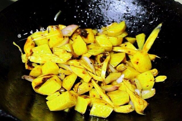 土豆焖饭,翻炒均匀上色,关火。(这个时候土豆还是生的,不用炒熟)。