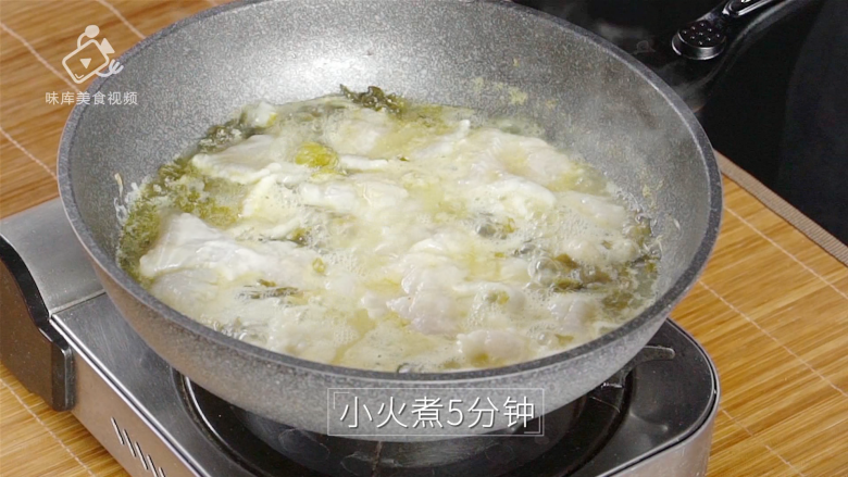 教你在家做酸菜鱼,这酸爽简直不敢相信!,放入鱼片后小火煮5分钟