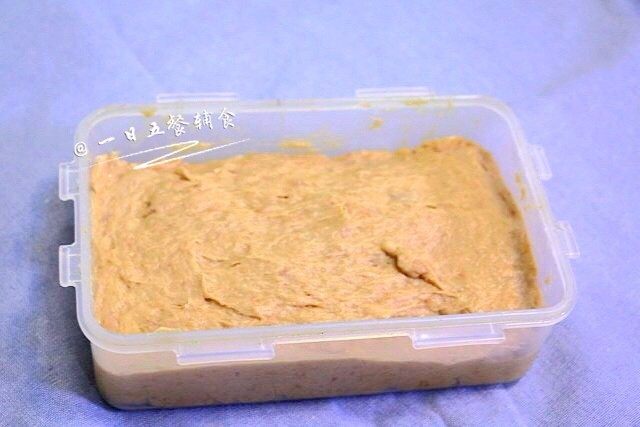 午餐肉,用筷子沿一个方向画圈搅拌上劲。约搅拌个4分钟左右。模具可以涂少许油防粘(我用的乐扣乐扣的盒子)将肉泥倒入模具,用勺背压实,把表面抹平整。