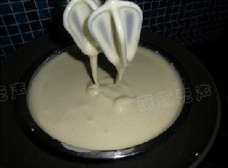圣诞草莓小纸杯 ,锅里放热水,把打蛋盆放在热水里并用打蛋器将鸡蛋打发,随着不断的搅打,鸡蛋液会变得越来越浓稠,大概15分钟左右,将鸡蛋打发到表面能画出清晰的纹路时,就可以了