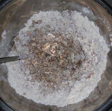 圣诞老人姜饼,黄油隔水软化然后把所有配料倒入碗里用筷子搅匀
