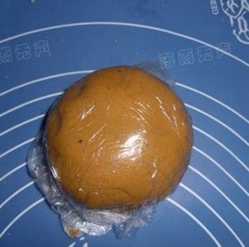 圣诞老人姜饼,用手揉匀成面团,盖上保鲜膜放进冰箱冷藏松弛1个小时