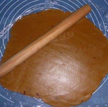 圣诞老人姜饼,松弛好的面团,放在案板上擀成厚约0.3CM的薄面片