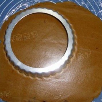 圣诞老人姜饼,用个圆形模具在擀好的面片上刻出大圆饼