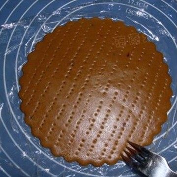 圣诞老人姜饼,用叉子在上面叉些孔