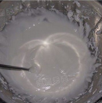圣诞老人姜饼,饼干烤好等冷却,这时候蛋白加糖粉再加入柠檬汁混合打发成为蛋白糖霜