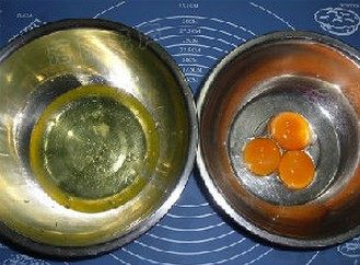 沙拉肉松蛋糕卷,蛋清蛋黄分离(取4个蛋清,3个蛋黄)