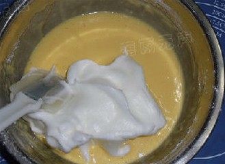 沙拉肉松蛋糕卷,取三分之一打发好的蛋白,放入蛋黄糊中翻拌均匀