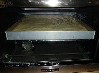 沙拉肉松蛋糕卷,放入预热好170的烤箱,上下火,烤17分钟左右