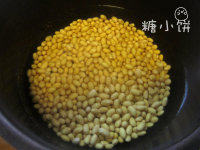 黄豆猪蹄面,<a style='color:red;display:inline-block;' href='/shicai/ 3603'>黄豆</a>提前一夜泡发后沥水