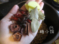 黄豆猪蹄面,加入<a style='color:red;display:inline-block;' href='/shicai/ 741'>香叶</a>2片，<a style='color:red;display:inline-block;' href='/shicai/ 37'>姜</a>3片，<a style='color:red;display:inline-block;' href='/shicai/ 710'>桂皮</a>1段，<a style='color:red;display:inline-block;' href='/shicai/ 695'>八角</a>2个，<a style='color:red;display:inline-block;' href='/shicai/ 86474'>干辣椒</a>3个，<a style='color:red;display:inline-block;' href='/shicai/ 111745'>干山楂</a>2片