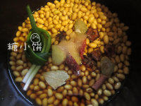黄豆猪蹄面,<a style='color:red;display:inline-block;' href='/shicai/ 3250'>葱</a>打个结以后放进去。加入<a style='color:red;display:inline-block;' href='/shicai/ 718'>料酒</a>，<a style='color:red;display:inline-block;' href='/shicai/ 692'>酱油</a>和<a style='color:red;display:inline-block;' href='/shicai/ 10588'>糖</a>