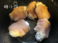 黄豆猪蹄面,<a style='color:red;display:inline-block;' href='/shicai/ 413'>猪蹄</a>去毛，洗净，焯水