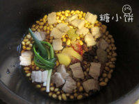 黄豆猪蹄面,<a style='color:red;display:inline-block;' href='/shicai/ 428'>五花肉</a>也焯水，切片