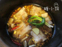 黄豆猪蹄面,猪蹄和五花肉都放入锅中，加水至没到一大半