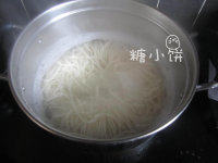 黄豆猪蹄面,收汁的同时煮<a style='color:red;display:inline-block;' href='/shicai/ 4687'>面</a>。捞出配上猪蹄黄豆即可~
