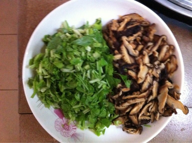 芹菜香菇猪肉饺,<a style='color:red;display:inline-block;' href='/shicai/ 230'>香菇</a>泡发切片，<a style='color:red;display:inline-block;' href='/shicai/ 125'>芹菜</a>洗净切末