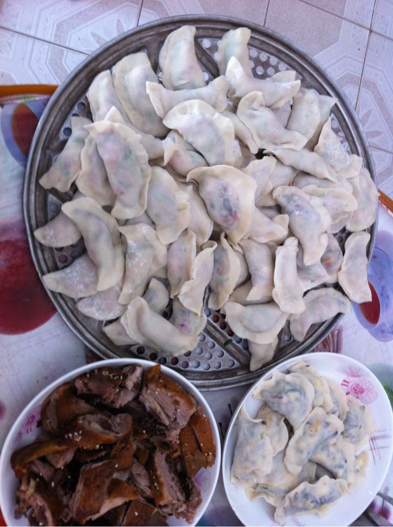 芹菜香菇猪肉饺,<a style='color:red;display:inline-block;' href='/shicai/ 34310'>猪肉糜</a>放盐，打入一个<a style='color:red;display:inline-block;' href='/shicai/ 9'>鸡蛋</a>，加入切好的香菇芹菜拌匀，然后包饺子。