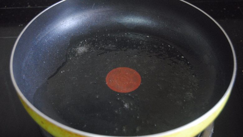 猪肝拌卷粉,热锅,放入适量食用油