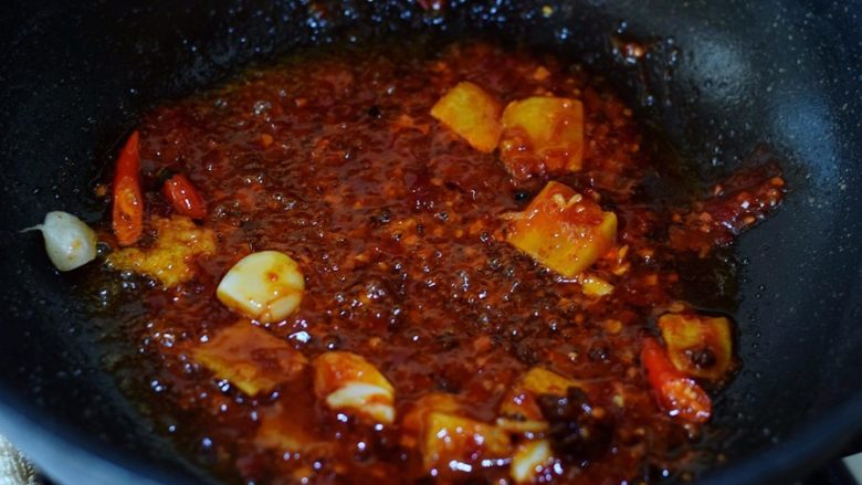 蒜蓉辣酱烧鮟鱇鱼,作料爆香后,加入<a style='color:red;display:inline-block;' href='/shicai/ 814'>蒜蓉辣酱</a>中小火慢炒出香味和红油;