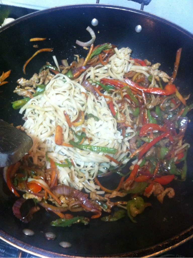 什锦炒面,等菜炒死之后倒入面条,炒散入味,然后起锅前放入少许<a style='color:red;display:inline-block;' href='/shicai/ 756'>鸡精</a>,即可装盘