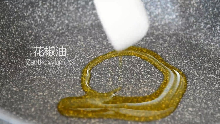 这道菜既能减脂又不失营养,做法超级简单,锅中倒入花椒油