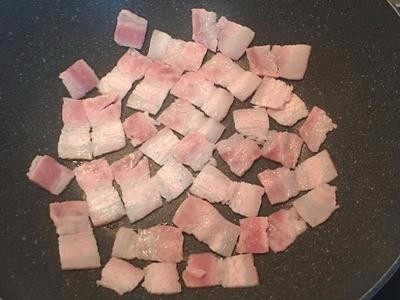 培根美生菜沙拉佐紅酒醋醬,將培根在鍋裡鋪平,加少許水,蓋鍋蓋煎。