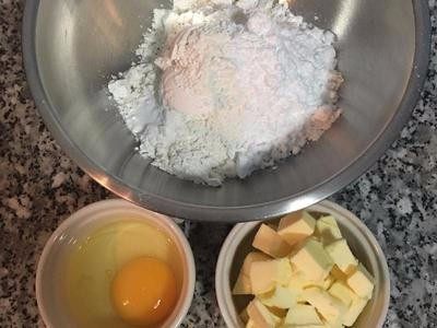 原味半溶起司塔,接著製造甜塔皮!把材料都先秤好,如果一顆蛋不夠50g,則可用鮮奶補足差量.