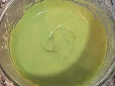 抹茶和可可半溶起司塔,ㄧ份混合液篩入抹茶粉,充份拌勻後裝入夾鍊袋或擠花袋,放冷凍備用。(混合好的起司餡是有點帶稠度的喔~不是水水的,如果水水的那就是水份過多,可以斟酌加點奶油乳酪或馬斯卡澎喔!)