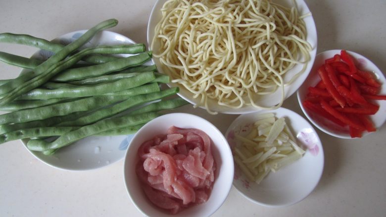 四季豆肉丝炒面,准备好原材料;
