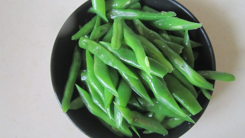 四季豆肉丝炒面,焯煮到九分熟时捞出来切成丝备用;