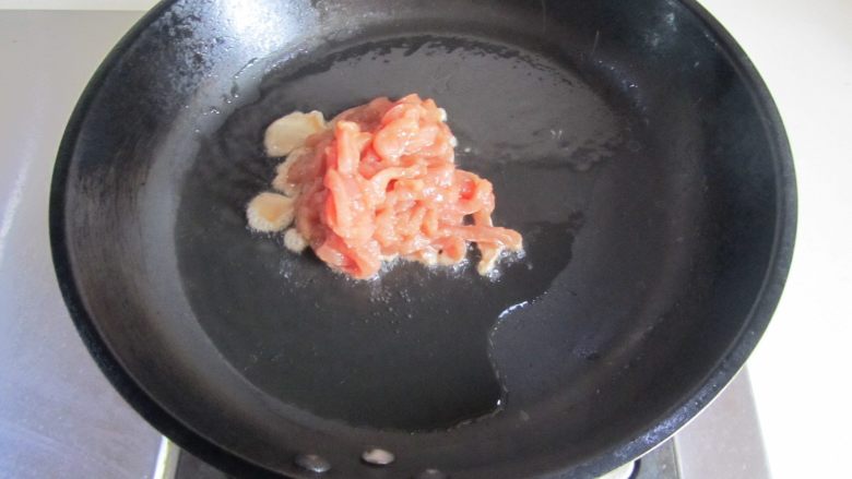 四季豆肉丝炒面,热锅凉油, 放入腌制好的肉丝滑炒;