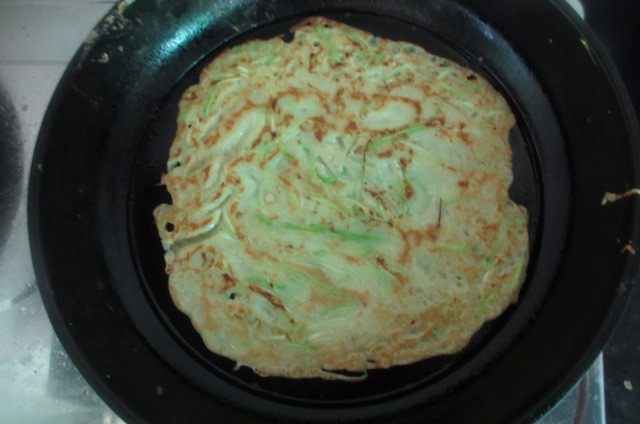 西葫芦糊塌子,然后翻面,再煎2分钟,在继续翻面,煎至面饼熟了微微焦黄就可以了