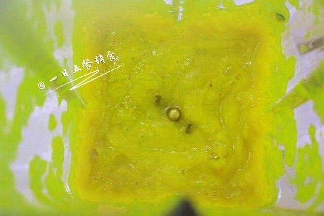 南瓜紫薯布丁,将100g南瓜、30g紫薯用料理机打成泥,不加水。
🌻小贴士:我为了调紫薯的量,紫薯没有和南瓜一起打,有了现在的配比下次做我就可以直接一起