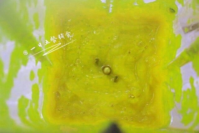 南瓜紫薯布丁,将100g南瓜、30g紫薯用料理机打成泥，不加水。
🌻小贴士：我为了调紫薯的量，紫薯没有和南瓜一起打，有了现在的配比下次做我就可以直接一起